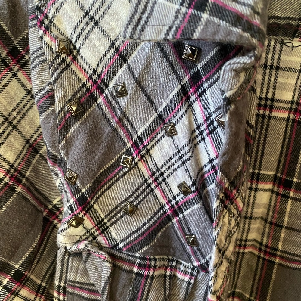 Grey, white and pink flannel ! Cute stones above the pocket